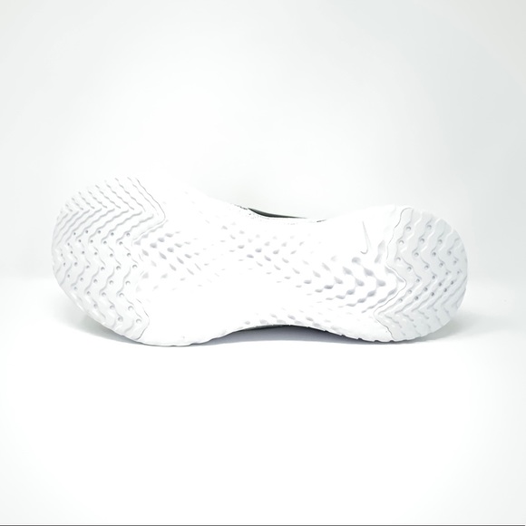 Nike Epic React Flyknit 2 'Oreo' Running Shoe - Picture 7 of 8